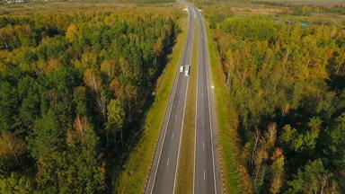 空中视图高速公路路森林景观高速公路居留权视图